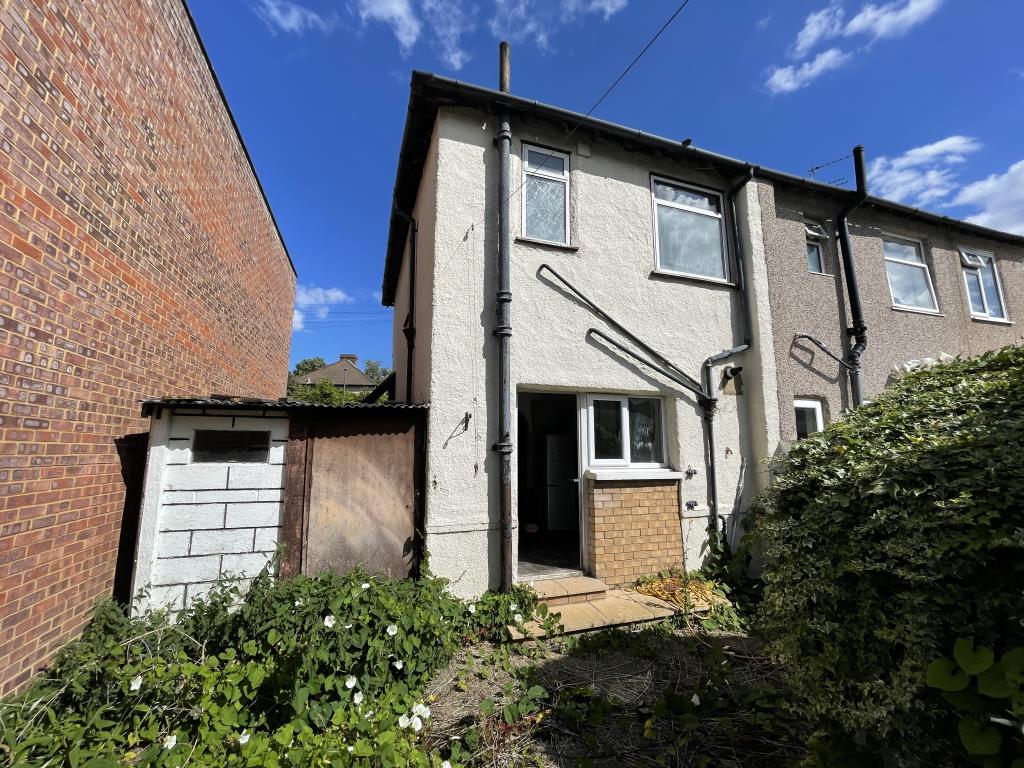 Lot: 6 - TWO-BEDROOM HOUSE FOR REFURBISHMENT WITH POTENTAL - 
